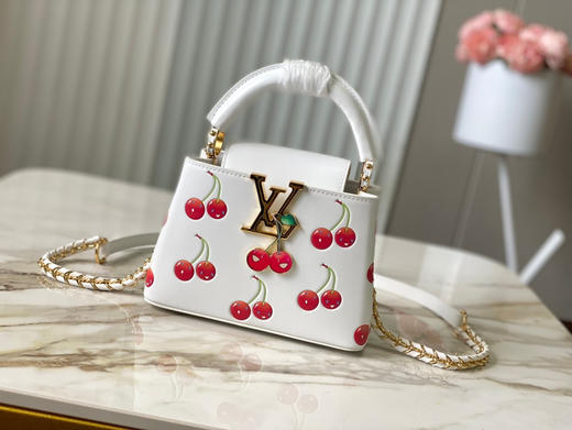 秋冬特惠💰1550 渠道级LV 新品 te级LV 动态芯片 M13251/M48865白拼樱桃链条 本款Capucines手袋 商品图0