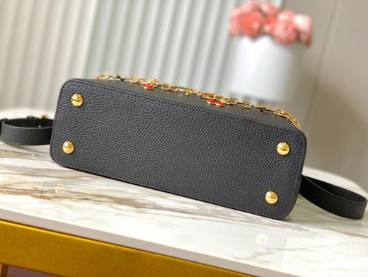 秋冬特惠💰1850 渠道级LV 新品 te级LV 动态芯片 M13714/M48865黑拼樱桃链条 本款Capucines手袋 商品图8