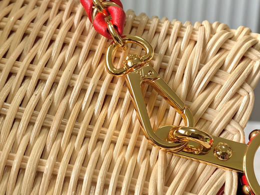 秋冬特惠💰1650 渠道级LV 新品 te级LV 动态芯片 LV X TM CAPUCINES 手袋 M14295/M48865红色樱桃竹篮 本款Capucines手袋 商品图5