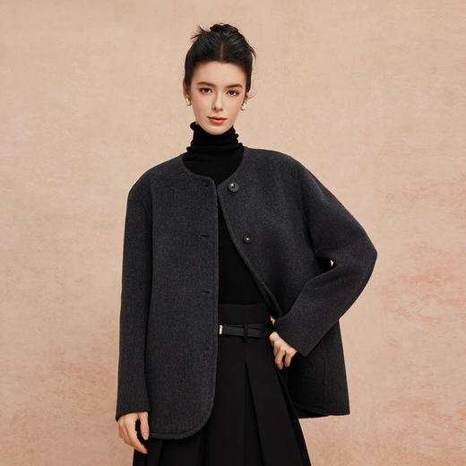 QH962斯尔丽2025新款圆领老钱风松弛感简约宽松保暖显高显瘦大衣 商品图8