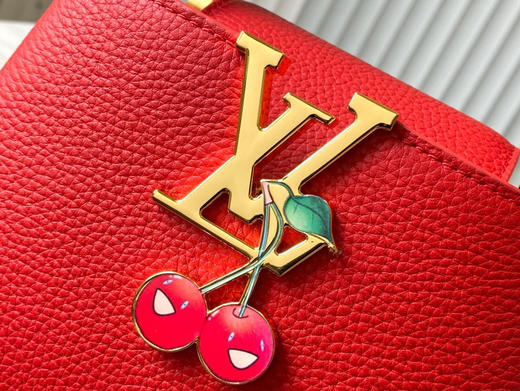 秋冬特惠💰1600 渠道级LV 新品 te级LV 动态芯片 M13250/M48865红樱桃拼金扣链条 本款Capucines手袋 商品图3