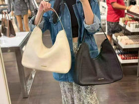 黑五折扣价1299￥🇺🇸直邮，MK新款NAYLA大号腋下包，大容量救星，荔枝纹牛皮超有质感，温柔慵懒随性又百搭