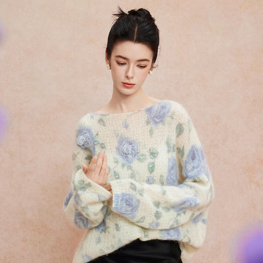 QH606斯尔丽25新款慵懒甜美软糯女人味立体花宽松显瘦上衣 商品图0