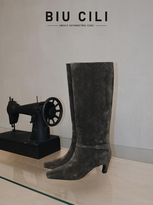 「大女主」原创设计非对称宽筒猫跟麂皮反绒长靴 商品图4