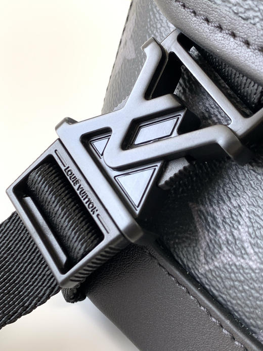 秋冬特惠💰1250 渠道级LV【全钢五金 MB163c01变码芯片】te级LV 全套包装 M12517黑花 本款 Voyager 小号邮差包 商品图6