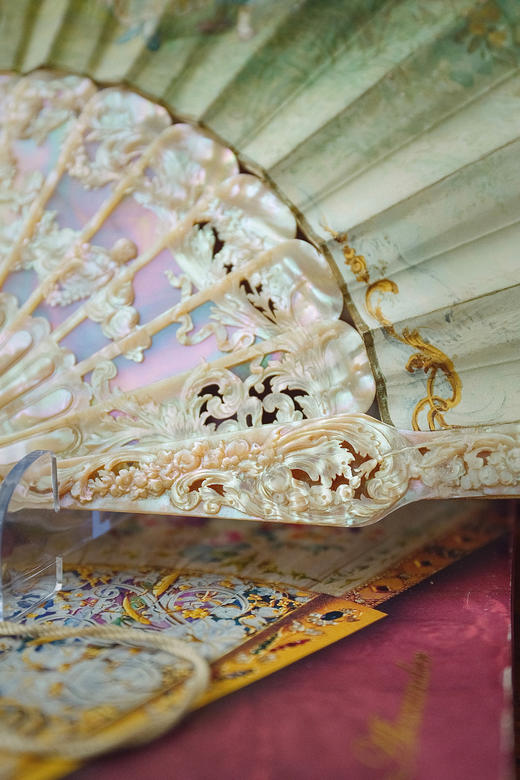 独角鹿西洋古董19世纪末欧洲艺术家M.Rodique签名创作卷叶纹母贝精雕扇骨装饰田园恋歌主题手绘扇面双面折扇 商品图5