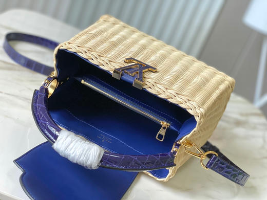 秋冬特惠💰1700 渠道级LV 新品 te级LV 动态芯片 N85520/M48865深蓝鳄鱼竹篮 本款Capucines手袋 商品图4