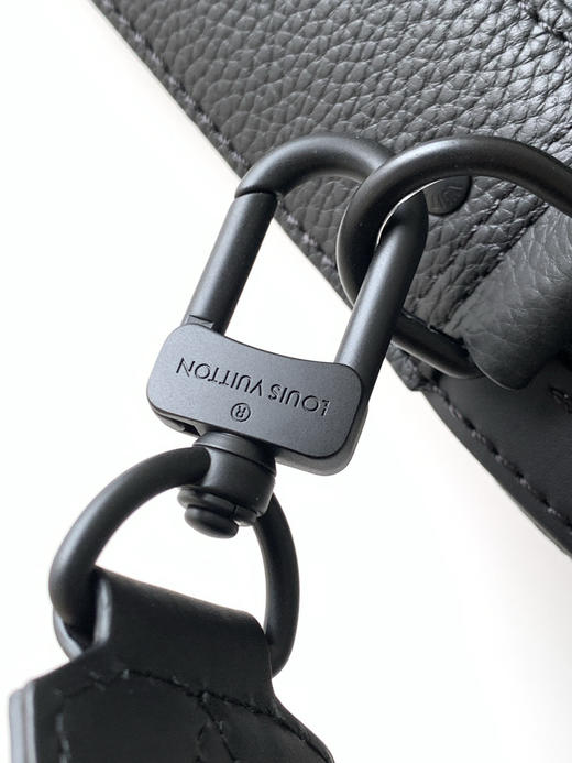 秋冬特惠💰1300 渠道级LV【全钢五金 MB163c01变码芯片】te级LV 全套包装 M22482黑色 本款 Fastline 邮差包 商品图5