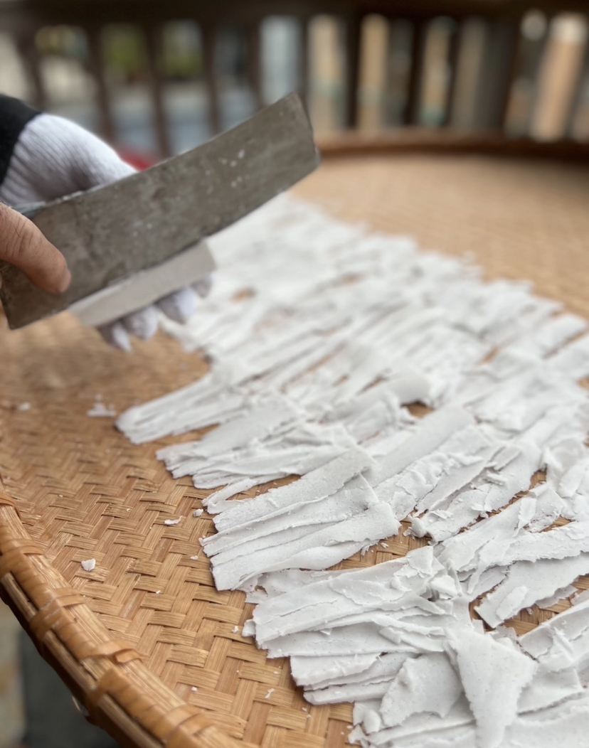 湖北洪湖纯手工零添加刀削藕粉，没有机器加工，就靠老师傅一双巧手一片片削～
没有额外加糖、加脂，也没有乱七八糟的添加剂，妥妥的“三无好东西”，干净到让人放心！250克/罐