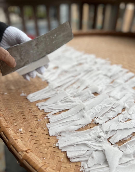 湖北洪湖纯手工零添加刀削藕粉，没有机器加工，就靠老师傅一双巧手一片片削～
没有额外加糖、加脂，也没有乱七八糟的添加剂，妥妥的“三无好东西”，干净到让人放心！250克/罐 商品图0