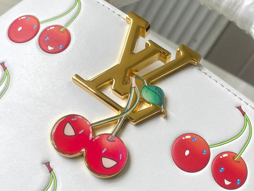 秋冬特惠💰1550 渠道级LV 新品 te级LV 动态芯片 M13251/M48865白拼樱桃链条 本款Capucines手袋 商品图3