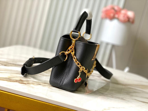 秋冬特惠💰1650 渠道级LV 新品 te级LV 动态芯片M13714/M48865黑拼樱桃链条 本款Capucines手袋 商品图1