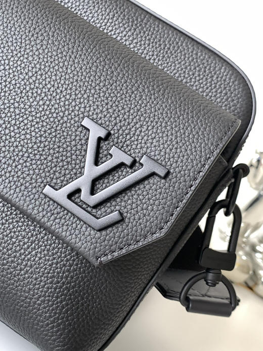 秋冬特惠💰1300 渠道级LV【全钢五金 MB163c01变码芯片】te级LV 全套包装 M22482黑色 本款 Fastline 邮差包 商品图4