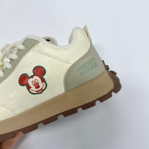 ✨【迪士尼童鞋冬季加绒保暖时尚运动鞋ZC241001-1】🔥鞋子采用环保透气的材质，款式休闲百搭，🧸使鞋子看起来时尚又安全，满足孩子对美观的追求，🎯也能轻松搭配各种服装。 商品图2