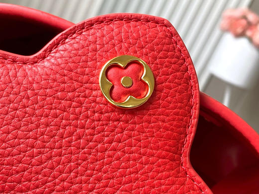 秋冬特惠💰1600 渠道级LV 新品 te级LV 动态芯片 M13250/M48865红樱桃拼金扣链条 本款Capucines手袋 商品图5