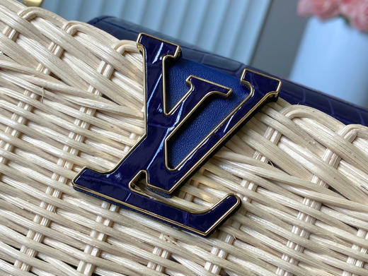 秋冬特惠💰1700 渠道级LV 新品 te级LV 动态芯片 N85520/M48865深蓝鳄鱼竹篮 本款Capucines手袋 商品图3