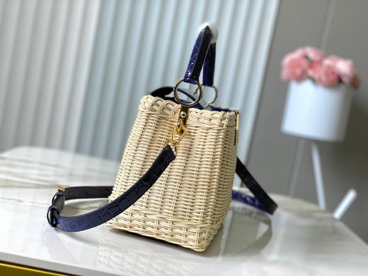 秋冬特惠💰1700 渠道级LV 新品 te级LV 动态芯片 N85520/M48865深蓝鳄鱼竹篮 本款Capucines手袋 商品图1