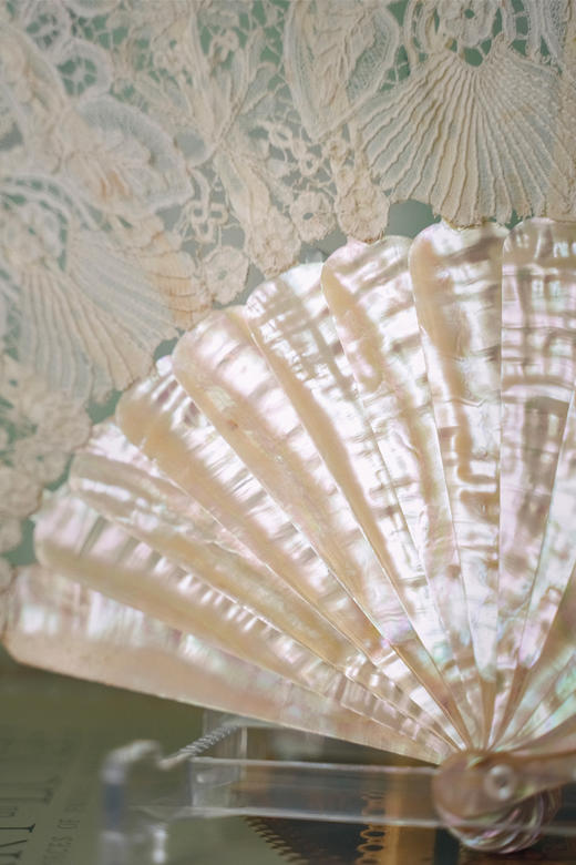 独角鹿西洋古董19世纪末20世纪初欧洲出品母贝扇骨装饰自然花卉主题蕾丝精织扇面折扇 商品图7