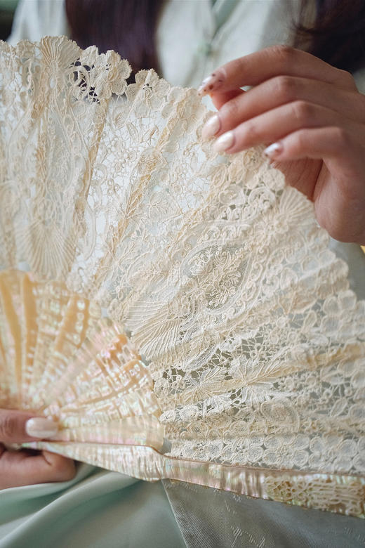 独角鹿西洋古董19世纪末20世纪初欧洲出品母贝扇骨装饰自然花卉主题蕾丝精织扇面折扇 商品图3