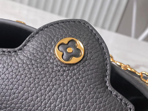 秋冬特惠💰1650 渠道级LV 新品 te级LV 动态芯片M13714/M48865黑拼樱桃链条 本款Capucines手袋 商品图6