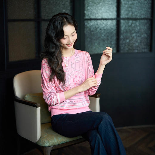 丁摩 马卡龙粉艺术印花针织衫上衣女显瘦蝴蝶结徽章圆领羊毛毛衣5ZF-50004 商品图1