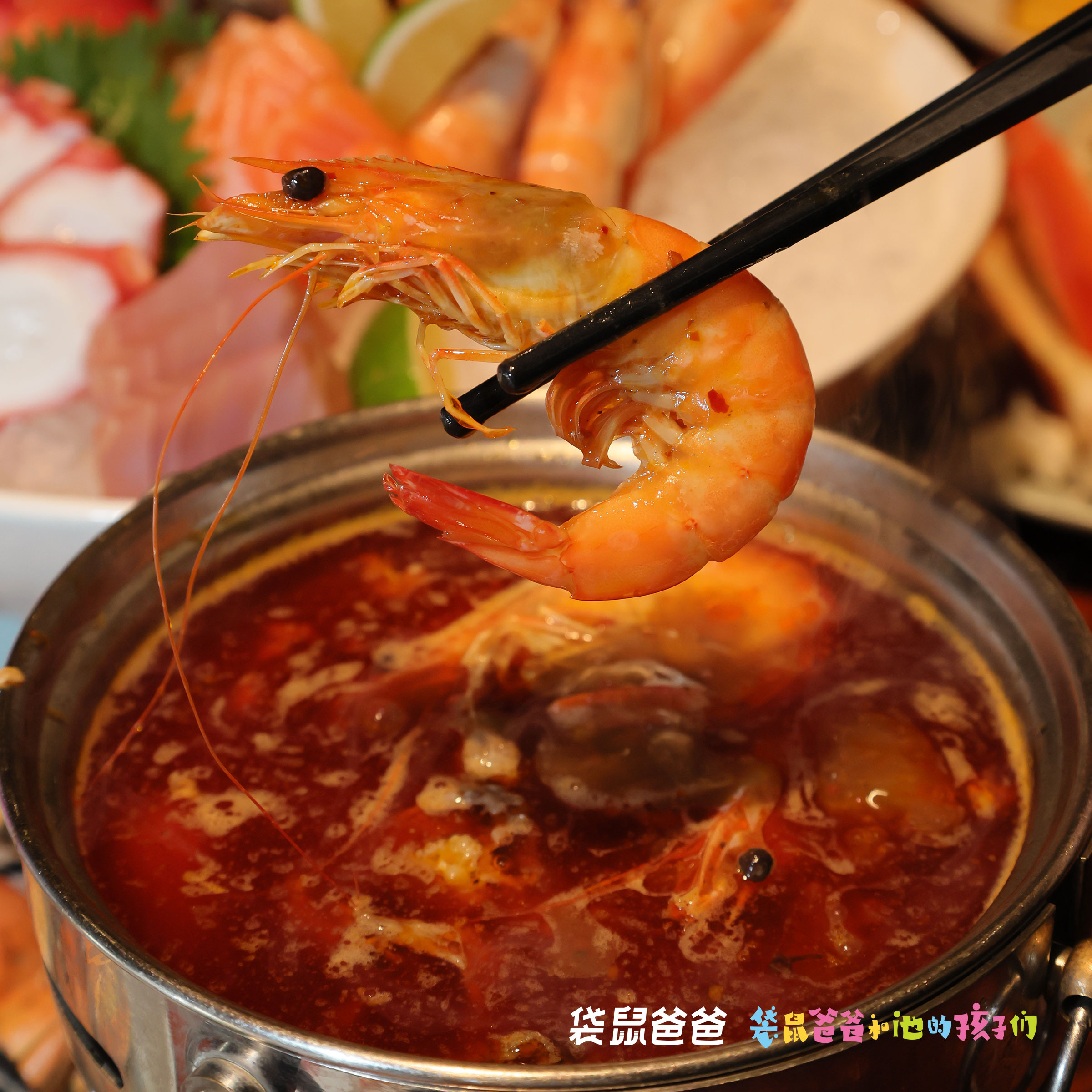 【袋鼠爸爸去哪儿 |西安海荣JW万豪酒店--小火锅自助周内午餐】位于酒店38层JW厨房，可俯瞰城市美景，视野开阔，食材种类优质丰富，多品类畅食，开启冬日沉浸式火锅用餐体验~