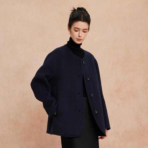 QH962斯尔丽2025新款圆领老钱风松弛感简约宽松保暖显高显瘦大衣 商品图6