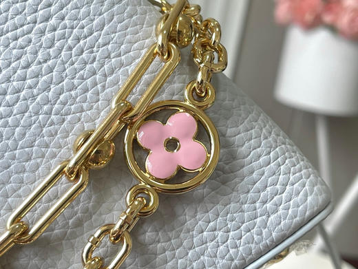 秋冬特惠💰1650 渠道级LV 新品 te级LV 动态芯片 M13707/48865浅灰蓝彩虹二合一链条款 本款Capucines East West手袋 商品图6