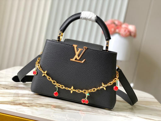 秋冬特惠💰1750 渠道级LV 新品 te级LV 动态芯片 M13714/M48865黑拼樱桃链条 本款Capucines手袋 商品图0