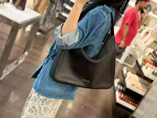 黑五折扣价1299￥🇺🇸直邮，MK新款NAYLA大号腋下包，大容量救星，荔枝纹牛皮超有质感，温柔慵懒随性又百搭 商品图1