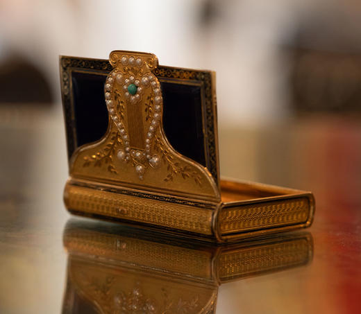 独角鹿西洋古董19世纪瑞士名坊Jean-Georges Rémond签名出品竖琴造型18K黄金精雕镶嵌珍珠绿松石及玑镂珐琅信封式音乐盒 商品图2