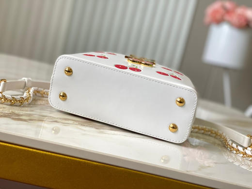 秋冬特惠💰1550 渠道级LV 新品 te级LV 动态芯片 M13251/M48865白拼樱桃链条 本款Capucines手袋 商品图8