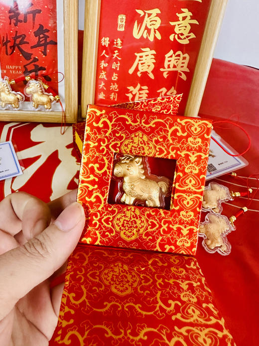 【马上有钱手机钥匙吊坠】✅挂在包上、车钥匙 、手机上，不仅是吸睛小配饰，更是随身小财库~ ✅一证一盒，仪式感直接拉满~-JJQP 商品图3