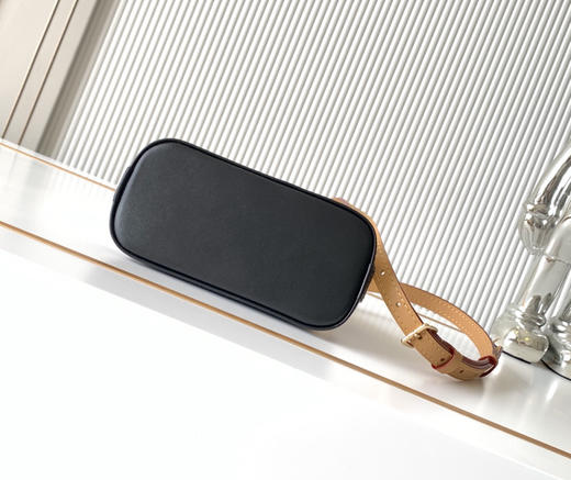 秋冬特惠💰1250 渠道级LV【全钢五金 MB163c01变码芯片】te级LV 全套包装 M46895白花迷你贝壳包系列 New launch Nano Alma 手袋 商品图3