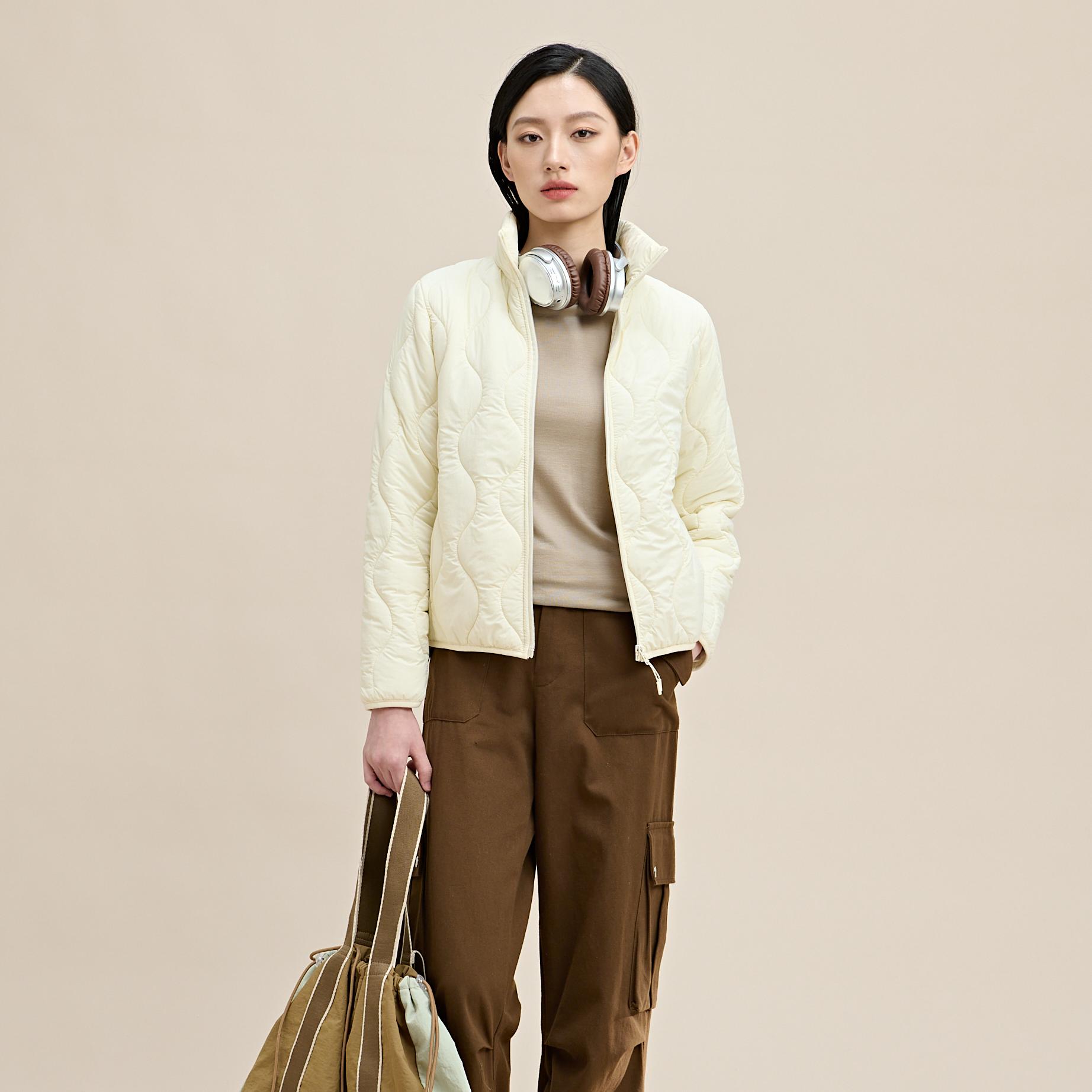 可机洗不会跑绒！【特妮娜 羊毛蚕丝气绒服】品牌同款面料 上身升温快 久穿如新 三层保温结构 丝绵+羊毛+蚕丝混纺 简洁小立领 弹力捆边避免冷风 显瘦百搭