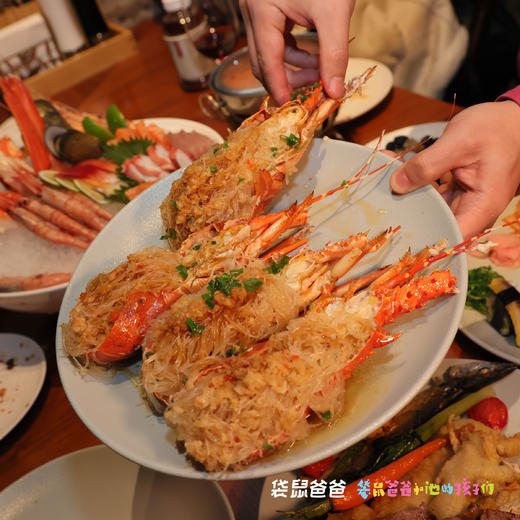 【袋鼠爸爸去哪儿 |西安海荣JW万豪酒店-海鲜自助午/晚餐可选】位于酒店38层JW厨房，坐拥迷人城景，环境静谧雅致。菜品种类丰富，可畅享融合中西的环球风味。一起来感受五星级酒店自助美食之旅~ 商品图3