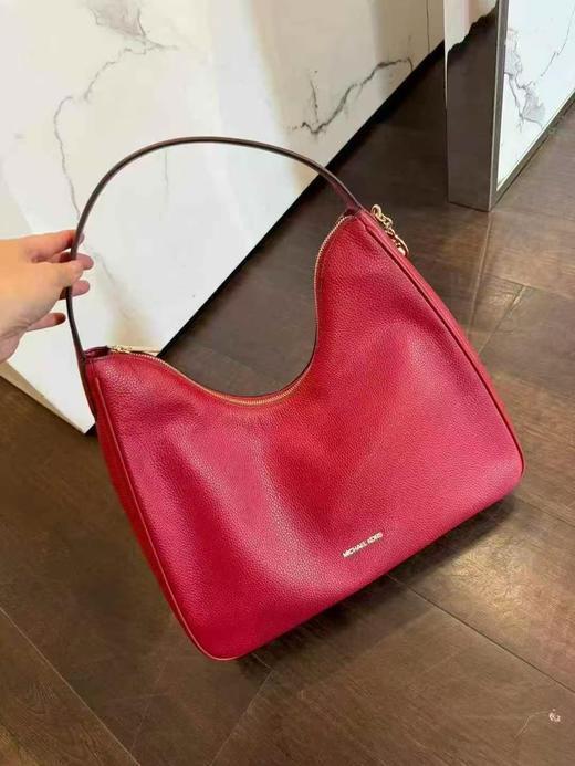 黑五折扣价1299￥🇺🇸直邮，MK新款NAYLA大号腋下包，大容量救星，荔枝纹牛皮超有质感，温柔慵懒随性又百搭 商品图6