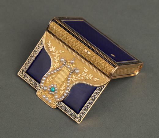 独角鹿西洋古董19世纪瑞士名坊Jean-Georges Rémond签名出品竖琴造型18K黄金精雕镶嵌珍珠绿松石及玑镂珐琅信封式音乐盒 商品图4