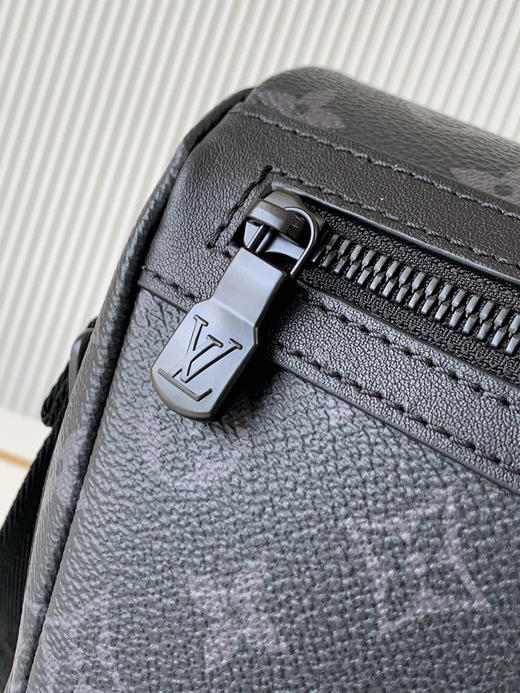 秋冬特惠💰1250 渠道级LV【全钢五金 MB163c01变码芯片】te级LV 全套包装 M12517黑花 本款 Voyager 小号邮差包 商品图5