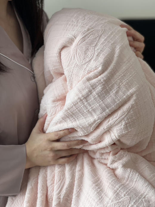 🇩🇪德国百年品牌——舒雅生活  🏆南北极科考队专用面料【雕花暖绒四件套/床笠】  ✅超柔立体雕花工艺，厚实绵密  ✅熊级牛奶仿生暖绒，更保暖，更透气，防螨抗菌 商品图3