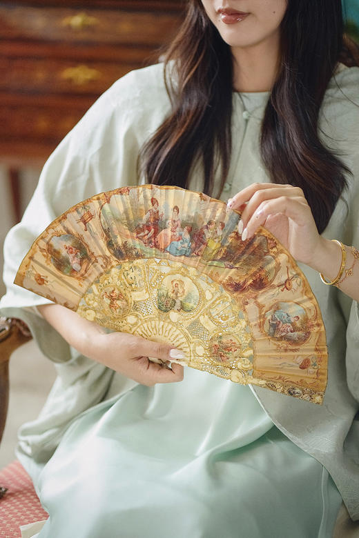 独角鹿西洋古董19世纪末20世纪初西班牙艺术家Ruano Llopis签名创作卷叶纹描金骨雕扇骨装饰田园恋歌及神话主题手绘扇面双面折扇 商品图0