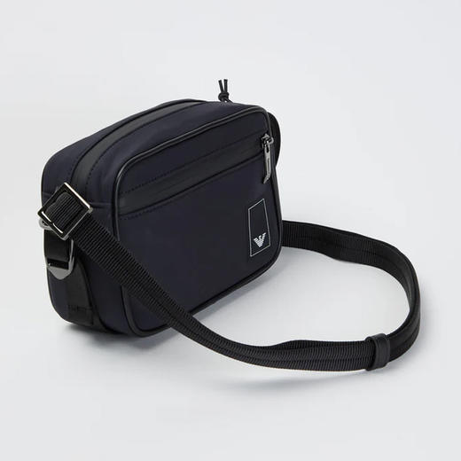 EMPORIO ARMANI 阿玛尼 男士小鹰徽标贴片单肩包 深蓝色 EM001220 AF19588 UB118 商品图1