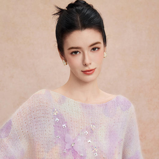 QH604斯尔丽25新款松弛慵懒甜美软糯立体花显瘦廓形上衣 商品图4