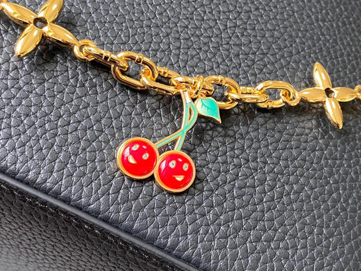 秋冬特惠💰1750 渠道级LV 新品 te级LV 动态芯片 M13714/M48865黑拼樱桃链条 本款Capucines手袋 商品图5