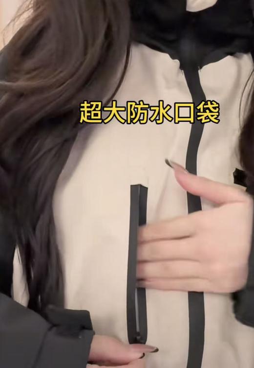 吊牌1699元，品牌特卖【内里加绒】3013米拼黑色加绒收腰中长冲锋衣外套-喜出 商品图3