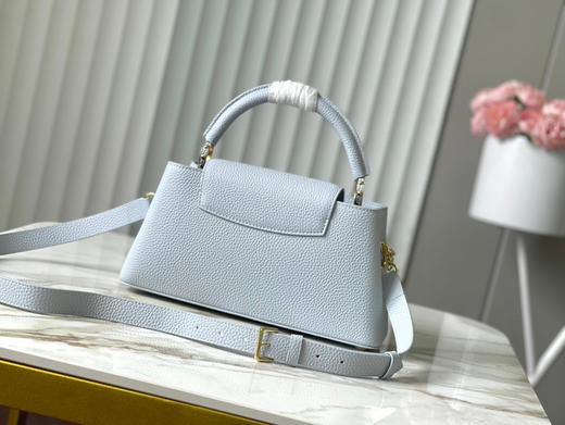 秋冬特惠💰1750 渠道级LV 新品 te级LV 动态芯片 M13707/48865浅灰蓝彩虹二合一链条款 本款Capucines East West手袋 商品图2