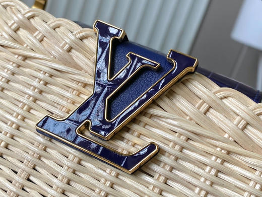 秋冬特惠💰1600 渠道级LV 新品 te级LV 动态芯片 N85520/M48865深蓝鳄鱼竹篮 本款Capucines手袋 商品图3