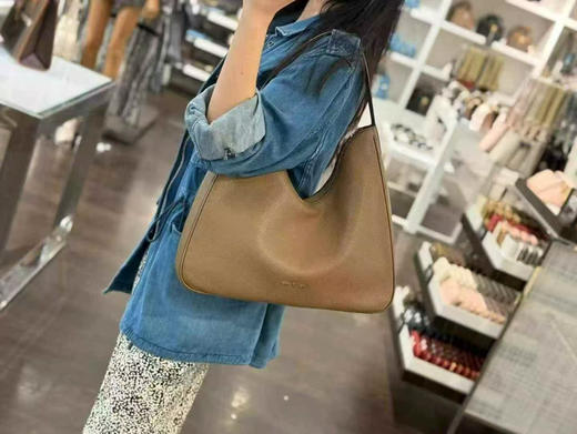 黑五折扣价1299￥🇺🇸直邮，MK新款NAYLA大号腋下包，大容量救星，荔枝纹牛皮超有质感，温柔慵懒随性又百搭 商品图3