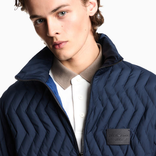 EMPORIO ARMANI 阿玛尼 男士徽标贴片人字形绗缝防撕裂尼龙全拉链羽绒服 深蓝色 EM003415 AF18231 UB118 商品图3