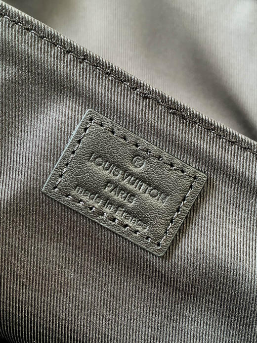 秋冬特惠💰1250 渠道级LV【全钢五金 MB163c01变码芯片】te级LV 全套包装 M12517黑花 本款 Voyager 小号邮差包 商品图8